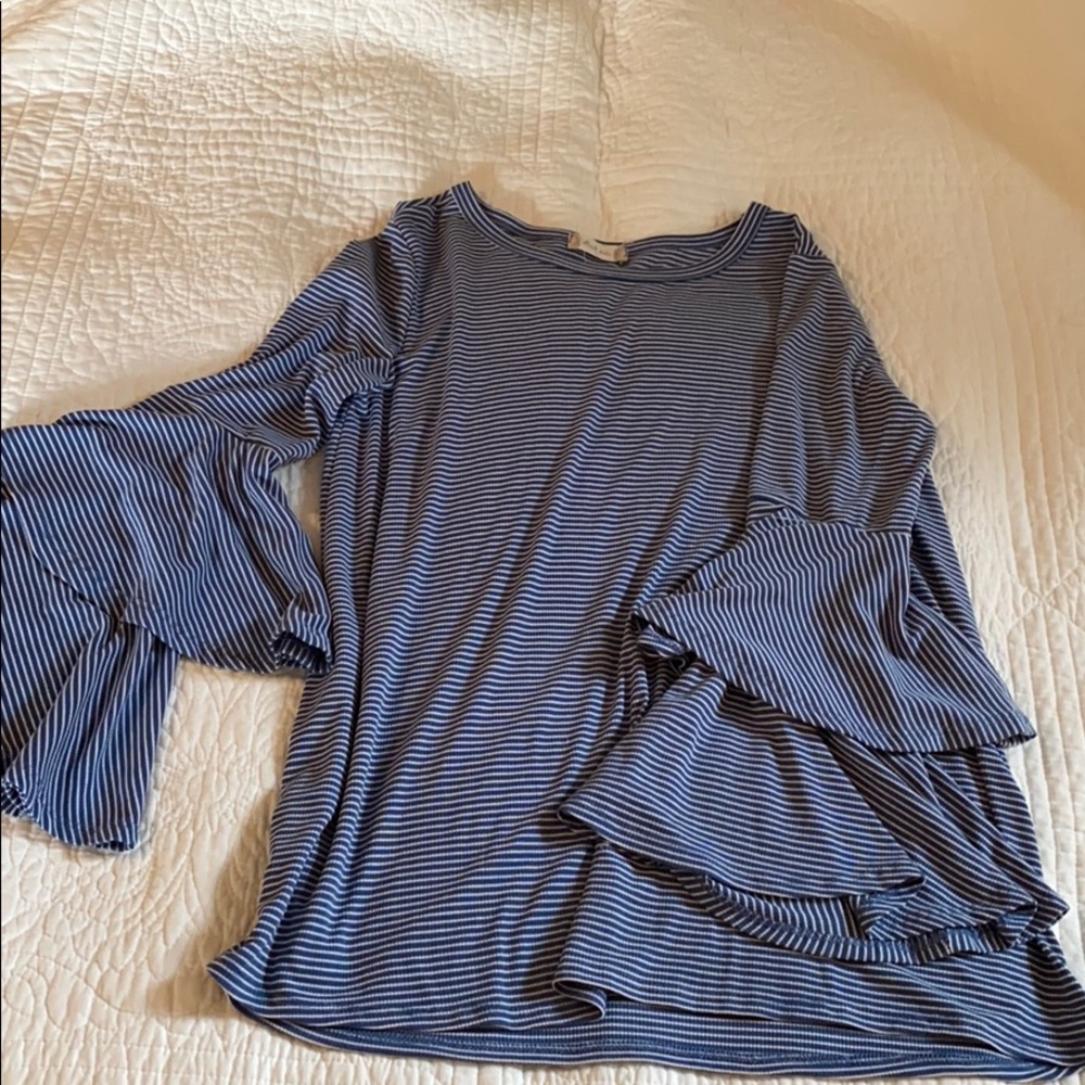 Bell sleeve long sleeve shirt